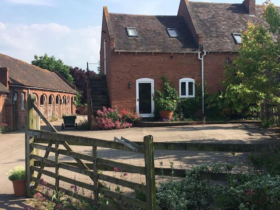 Cottage Barn Conversion On Working Farm วุร์สเตอร์ ภายนอก รูปภาพ