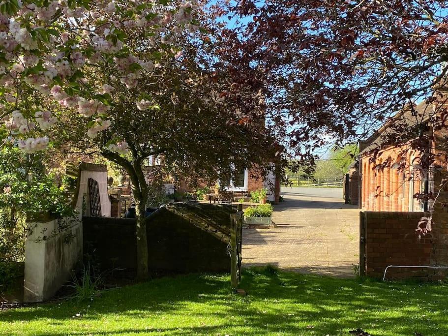 Cottage Barn Conversion On Working Farm วุร์สเตอร์ ภายนอก รูปภาพ